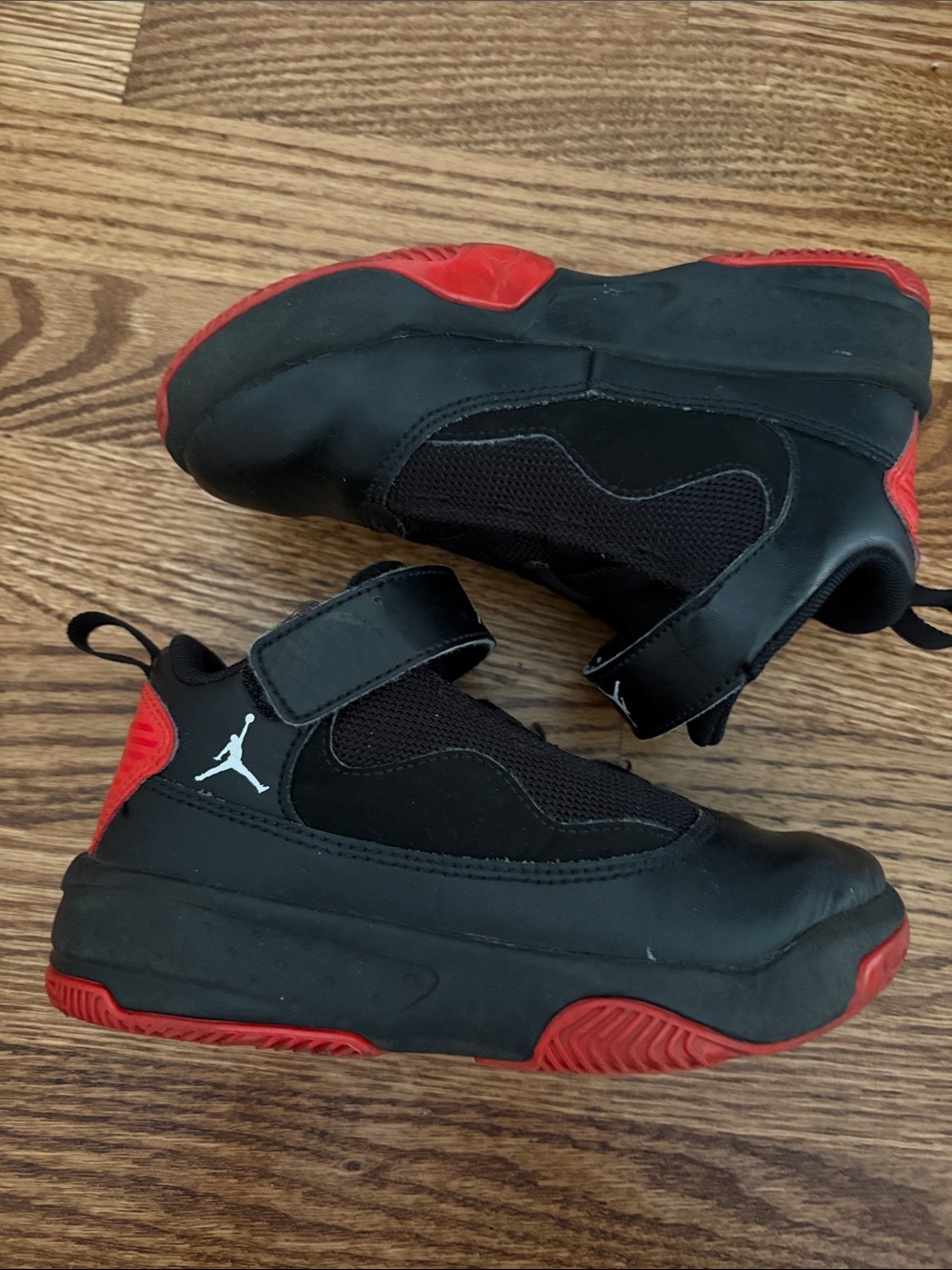 Air Jordan Max Aura 2 Kids Black and Red Basketball Shoe Size 11C